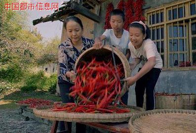 《红辣椒》定档“妇女节” 吕丽萍重返大银幕之作