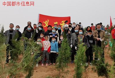 河南义工总会响应国家号召参加郑州植树造林活动